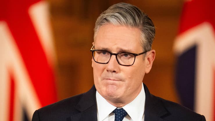 סטרמר. נמצא תחת ביקורת מצד השמרנים - וגם מחברי מפלגתו (צילום: James Manning, Pool Photo via AP) ראש ממשלת בריטניה קיר סטרמר בהצהרה על פיגוע בית כנסת מנצ'סטר יום כיפור