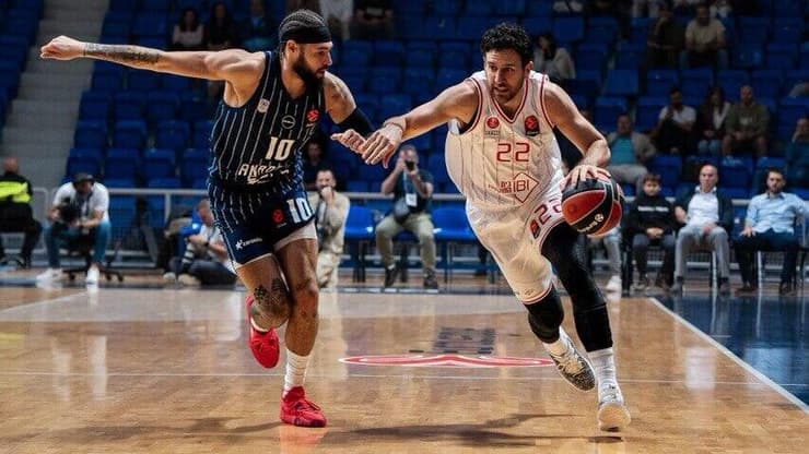 אנאדולו אפס איזאייה קורדינייה - הפועל ת"א ואסיליה מיציץ'