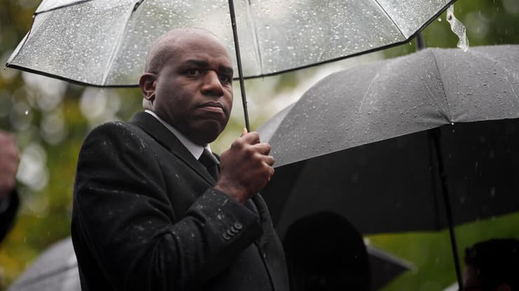 "מזועזע. לא ברחובות שלנו". לאמי (צילום: Christopher Furlong/Getty Images) מנצ'סטר סגן ראש ממשלת בריטניה דיוויד לאמי עצרת זיכרון לנרצחי פיגוע בית כנסת