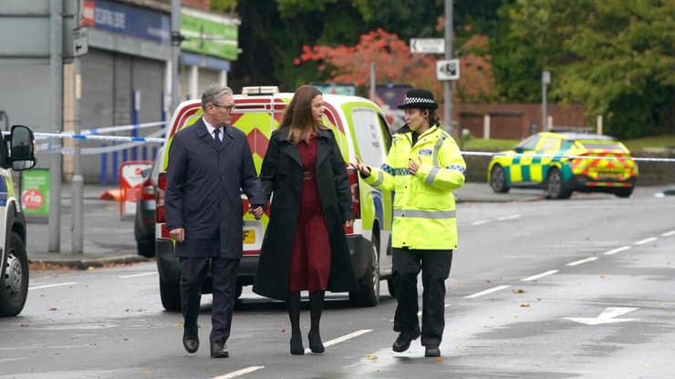 ראש ממשלת בריטניה קיר סטרמר בזירת הפיגוע במנצ'סטר