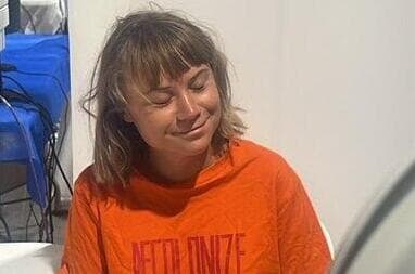 גרטה טונברג לאחר עיכוב הפעילים (צילום: דוברות משרד החוץ) גרטה טונברג בהגעת המשט לישראל