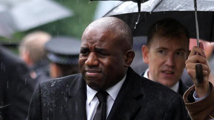 מנצ'סטר סגן ראש ממשלת בריטניה דיוויד לאמי עצרת זיכרון לנרצחי פיגוע בית כנסת