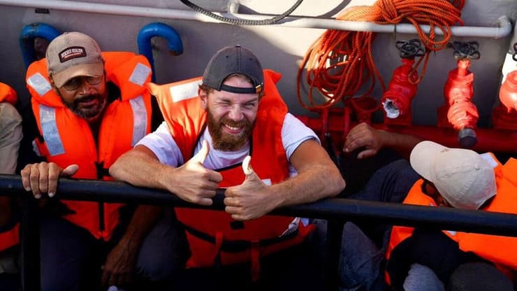 פעילים על אחת הסירות במהלך השתלטות צה"ל (צילום: דוברות משרד החוץ) פעילים על הספינה, בהגעת המשט לישראל