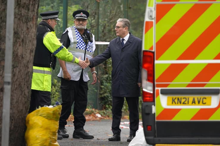 ראש ממשלת בריטניה קיר סטארמר עם שאתו ויקטוריה זירה פיגוע בית כנסת מנצ'סטר