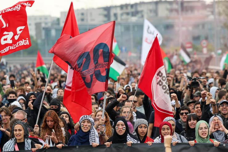 המפגינים במילאנו (צילום: REUTERS/Claudia Greco) מחאות פרו פלסטיניות באיטליה
