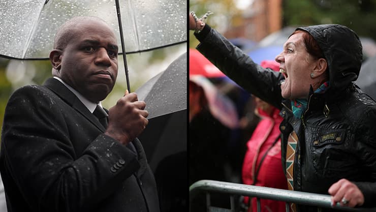 מנצ'סטר אישה צועקת לעבר סגן ראש ממשלת בריטניה דיוויד לאמי בזמן עצרת זיכרון לנרצחי פיגוע בית כנסת