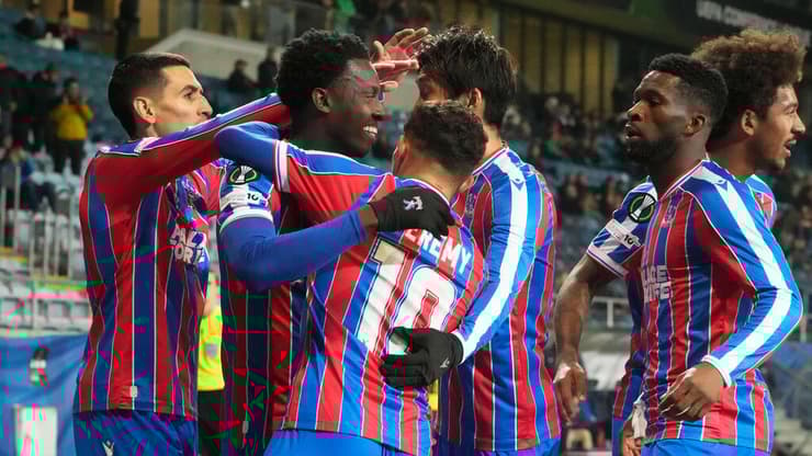 לא הפסידו מאז אפריל. שחקני קריסטל פאלאס חוגגים עם אדי נקטיה (צילום: AP Photo/Czarek Sokolowski) שחקני קריסטל פאלאס חוגגים עם אדי נקטיה