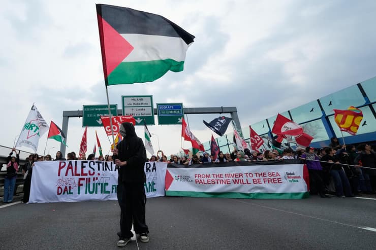 אחת מהמחאות הפרו-פלסטיניות שנרשמו בחודש שעבר ברחבי איטליה (צילום: AP Photo/Luca Bruno) מחאות פרו פלסטיניות באיטליה