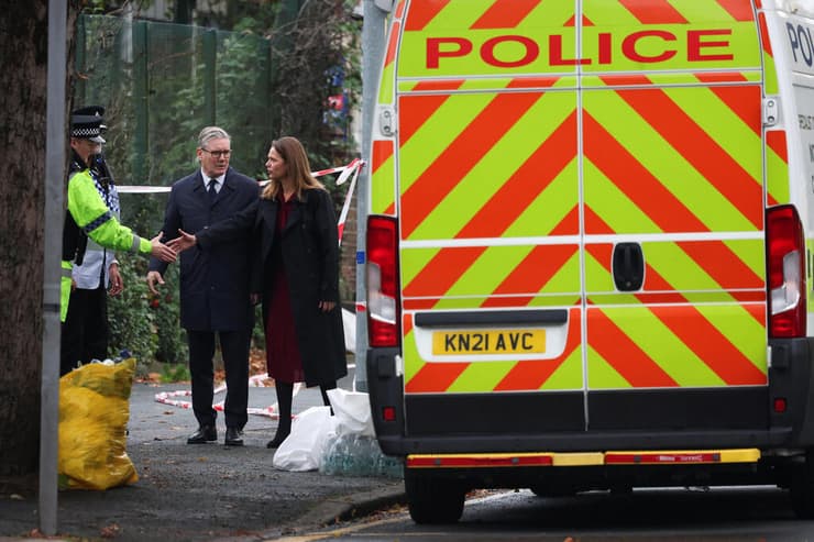 ראש ממשלת בריטניה קיר סטארמר עם שאתו ויקטוריה זירה פיגוע בית כנסת מנצ'סטר