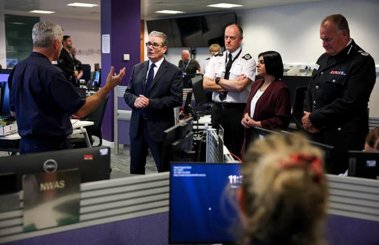 ראש ממשלת בריטניה קיר סטארמר עם שרת הפנים שבאנה מחמוד במטה משמרת מנצ'סטר