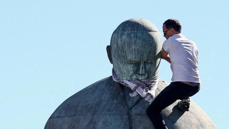 כאפייה על פסל האפיפיור ברומא (צילום: REUTERS/Yara Nardi) מחאות פרו פלסטיניות באיטליה