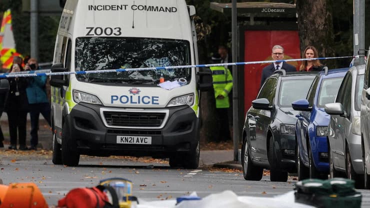 ראש ממשלת בריטניה קיר סטארמר עם שאתו ויקטוריה זירה פיגוע בית כנסת מנצ'סטר