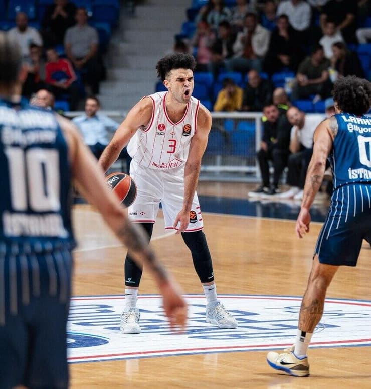 אנאדולו אפס - הפועל ת"א  אלייז'ה בראיינט