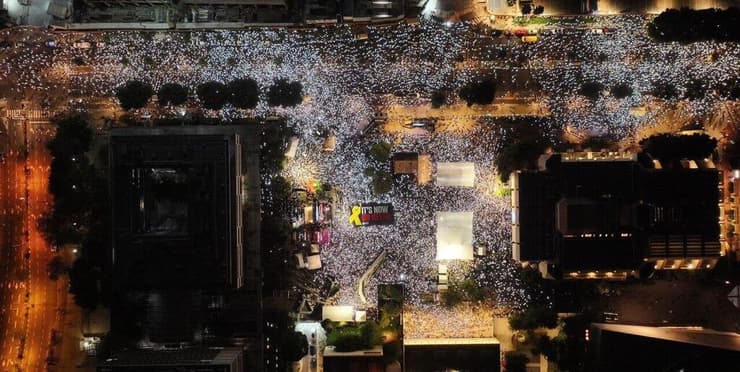 שלט ענק נפרס עם מסר ישיר לנשיא ארה״ב