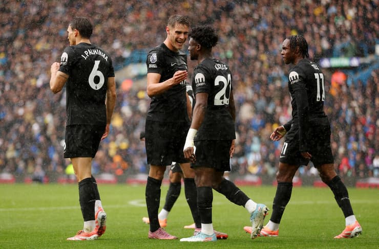 שחקני טוטנהאם חוגגים עם מוחמד קודוס