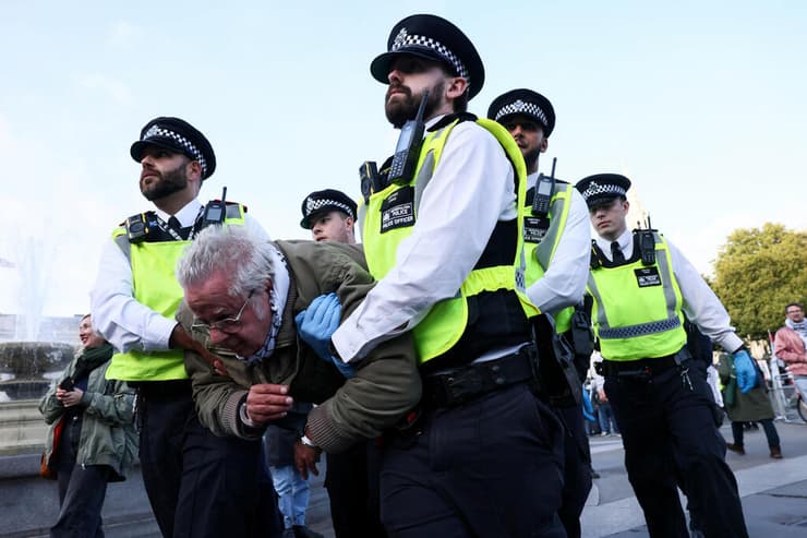 הפגנה לונדון נגד ישראל ובעד ארגון Palestine Action שהוכרז כארגון טרור ב בריטניה