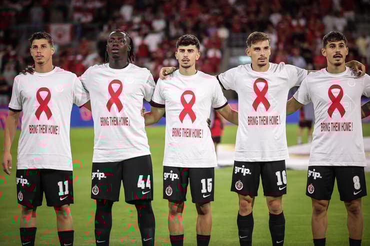 שחקני הפועל ת"א (צילום: עוז מועלם) שחקני הפועל ת"א