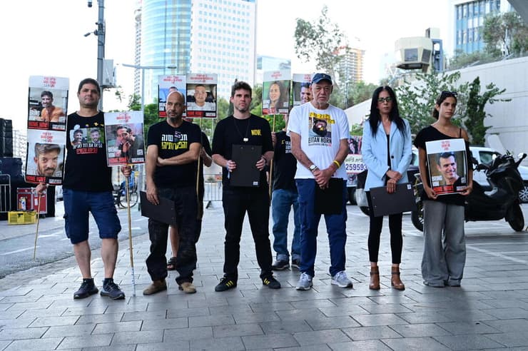 הצהרת משפחות החטופים בשער בגין (צילום: יובל חן) הצהרת משפחות החטופים בשער בגין