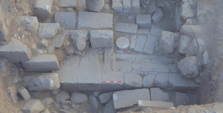 הפתח המרכזי בקיר הדרומי (צילום: ד"ר מיכאל אזבנד) הפתח המרכזי בקיר הדרומי