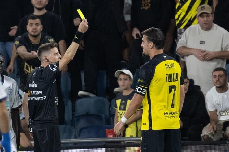 "אדום מאוד מיותר". שועה (צילום: אלכס קולומויסקי) שחקן בית"ר ירושלים ירדן שועה