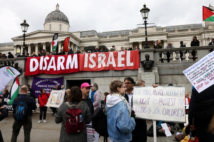 הפגנה לונדון נגד ישראל ובעד ארגון Palestine Action שהוכרז כארגון טרור ב בריטניה