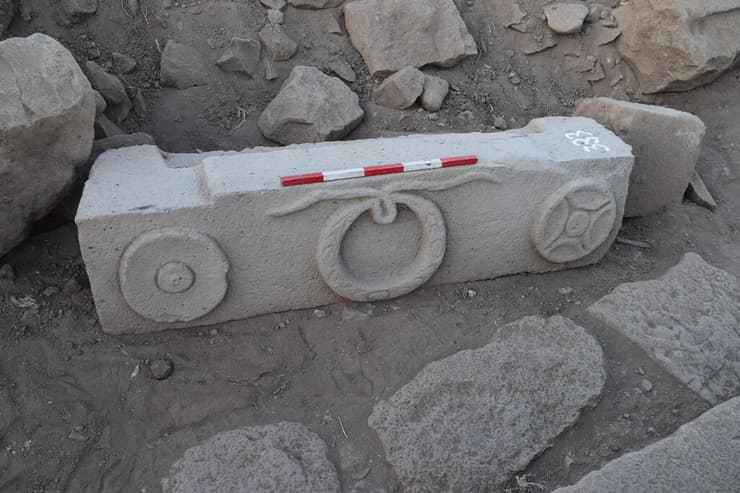 משקוף שהתגלה על יד הפתח הדרום מזרחי (צילום: ד"ר מיכאל אזבנד) משקוף שהתגלה על יד הפתח הדרום מזרחי