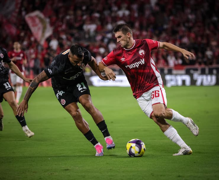 שחקן הפועל באר-שבע איגור זלאטנוביץ' מול שחקן הפועל ת"א שחר פיבן (צילום: עוז מועלם) שחקן הפועל באר-שבע איגור זלאטנוביץ' מול שחקן הפועל ת"א שחר פיבן