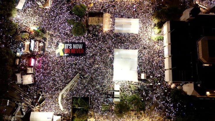 שלט ענק נפרס עם מסר ישיר לנשיא ארה״ב