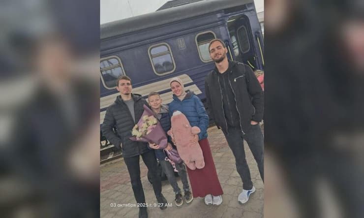 המשפחה מתאחדת בתחנת הרכבת בחרקוב (צילום: מתוך הארכיון הפרטי של אלנה אלמינה) סמירה אלעבדלה ובני משפחתה