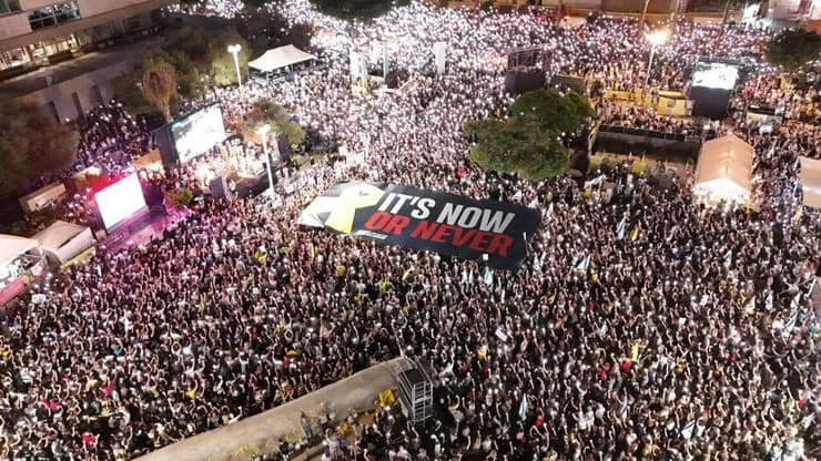 שלט ענק נפרס עם מסר ישיר לנשיא ארה״ב