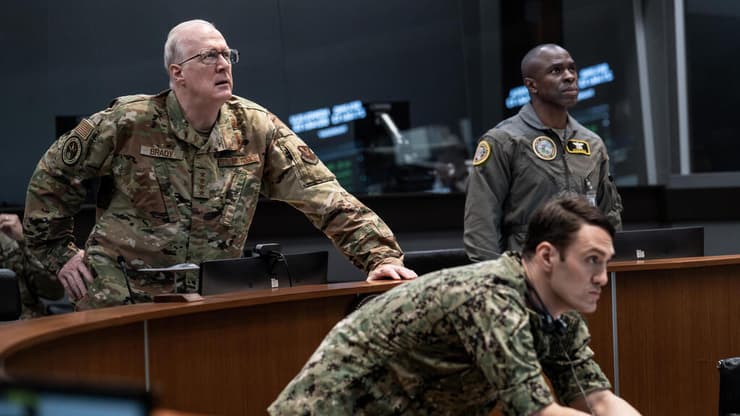 אנשים רגילים שמקבלים החלטות הרות-גורל. מתוך "על סף פיצוץ" (צילום: באדיבות נטפליקס) מתוך "על סף פיצוץ"