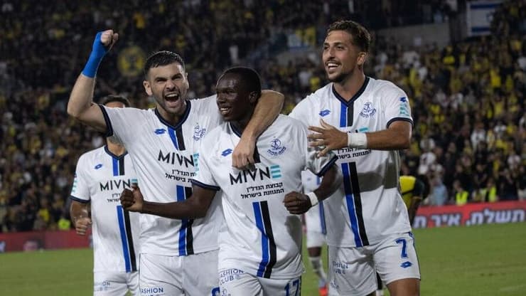 שחקןני הפועל פ"ת חוגגים עם צ'פיוקה סונגה