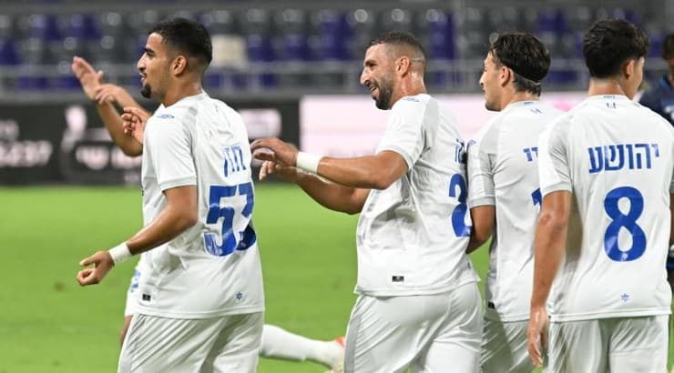 שחקני מכבי פתח תקווה חוגגים (ראובן שוורץ) שחקני מכבי פתח תקווה חוגגים