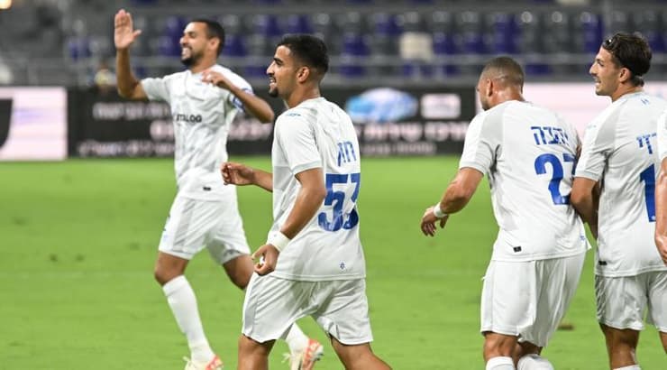 שחקני מכבי פתח תקווה חוגגים עם חזן (ראובן שוורץ) שחקני מכבי פתח תקווה חוגגים עם חזן