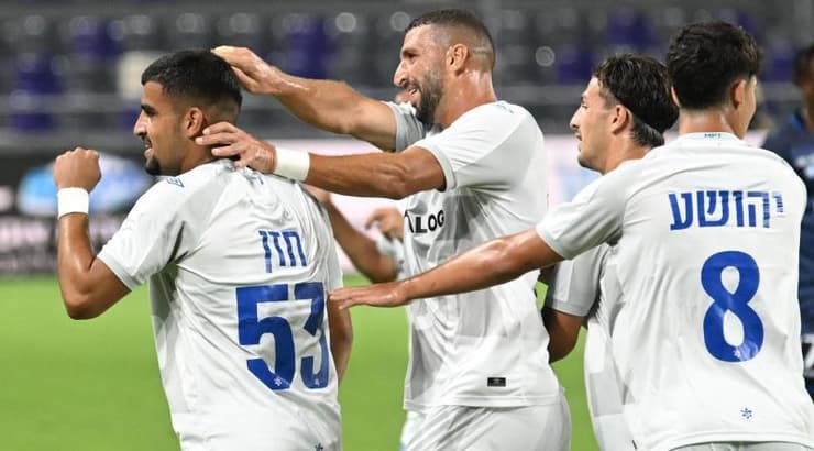 שחקני מכבי פתח תקווה חוגגים עם חזן (ראובן שוורץ) שחקני מכבי פתח תקווה חוגגים עם חזן