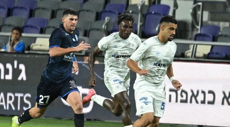 לירן חזן עם הכדור (ראובן שוורץ) לירן חזן עם הכדור