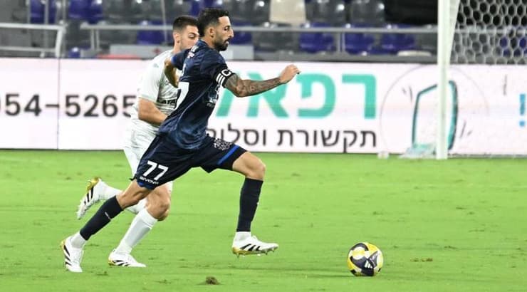 רונן פרץ עם הכדור (ראובן שוורץ) רונן פרץ עם הכדור