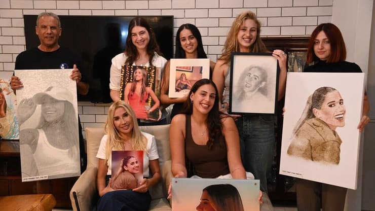 חברותיה ומשפחה של אושר שמחה ברזילי ז"ל