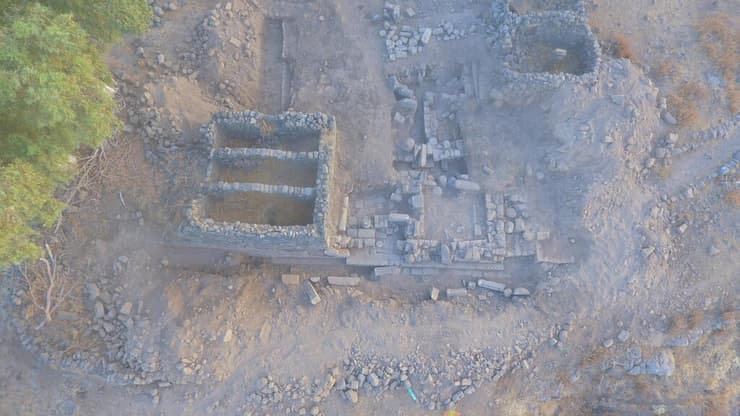 צילום אוויר של החפירה, בתחתית הצילום הקיר הדרומי (צילום: ד"ר מיכאל אזבנד) צילום אוויר של החפירה, בתחתית הצילום הקיר הדרומי