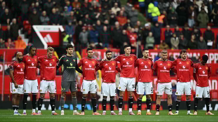 שחקני מנצ'סטר יונייטד בדקה דומיה לזכר הנרצחים בפיגוע בעיר