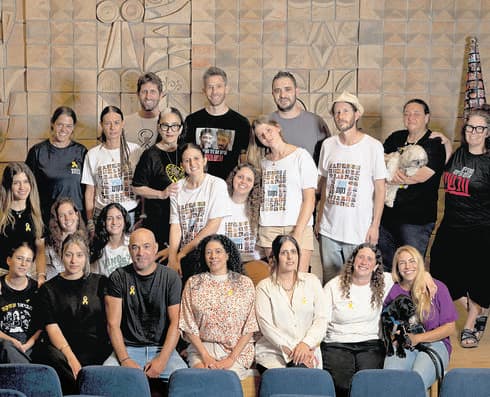 עומדים מימין לשמאל: תמי גורלי, שלי פייגנהלט, הכלבה בובה, אוריאל בן ספיר, רועי לביא, נטלי בן עמי, אלון גלבוע, סיג'יי הורן, ליאור רוטשטיין, קרן טנצר, רחלי אילן, יושבים מימין לשמאל: פארן רז, הכלב ארתור, רוני גור, עדי בן משה, יולי בן עמי, אלה בן עמי, לילך נגר זסלר, נמרוד ארלוק, גאיה פרי, אלמוג ישראלוב, אלה שפר, שי ברק, אוראל ניסן