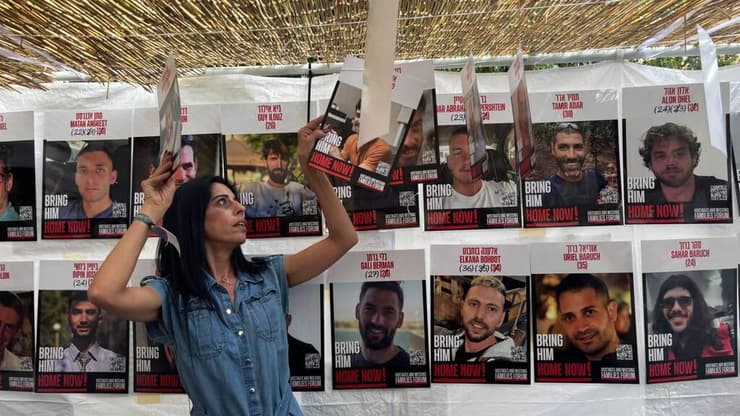 "החלום לחבק את מתן יכול להתממש". עינב צנגאוקר בסוכת "הצילו!" ליד מעון רה"מ (צילום: גיל יוחנן ) הצהרת משפחות החטופים מול בית רה"מ