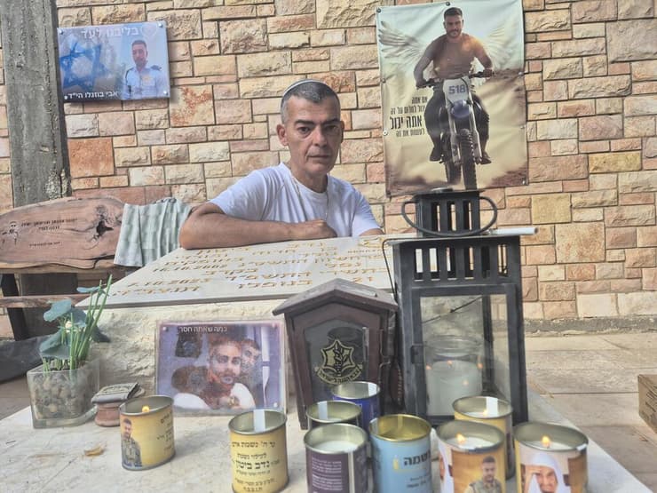 מורדי ביטון בקבר בנו נדב ביטון ז"ל באופקים