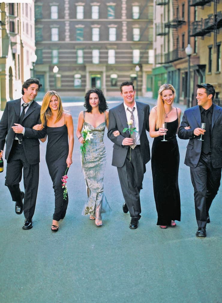 מת'יו פרי עם החברים לקאסט "חברים" (צילום: יח"צ) מת'יו פרי עם החברים לקאסט "חברים"