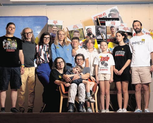 מימין לשמאל: דניאל ליפשיץ, לילו ליפשיץ, מאיה ליפשיץ, איתן ליפשיץ־ווסטפילד, אדם ליפשיץ, יוכבד ליפשיץ, נועם ליפשיץ, אנה ליפשיץ (כלה), נועה חביב, שרון ליפשיץ, גראהם ווסטפילד (חתן), עמרי ליפשיץ