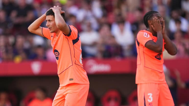 שחקני ברצלונה בהלם, אתמול בראמון סאנצ’ס פיחואן (צילום: AP Photo/Jose Breton) שחקני ברצלונה