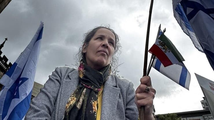 רויה: "נולדתי באיראן ובאתי לתמוך בישראל" (צילום: תמר שבק) רויה, השתתפה בעצרת במנצ'סטר