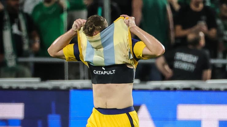 המהפכה בסגל הצהוב כמעט לא כללה שחקני התקפה משמעותיים (צילום: עוז מועלם) שחקן מכבי ת"א איתמר נוי מול שחקן מכבי חיפה ג'ורג'ה יובאנוביץ'