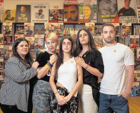 מימין לשמאל: עמית שטיינר, עדי בן משה, זיו עבוד, קרוליין רובינזון, אורטל בוטביקה