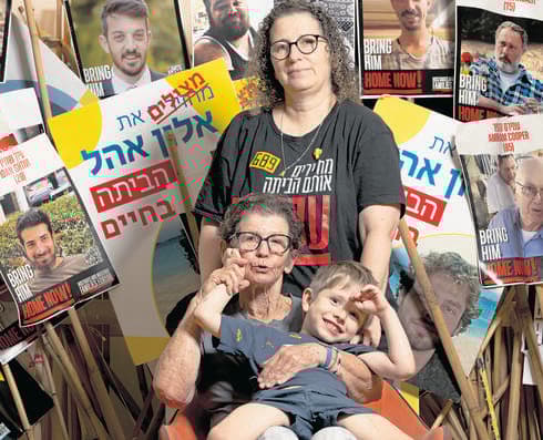 יוכקה ליפשיץ עם נועה חביב, המלווה ממטה החטופים